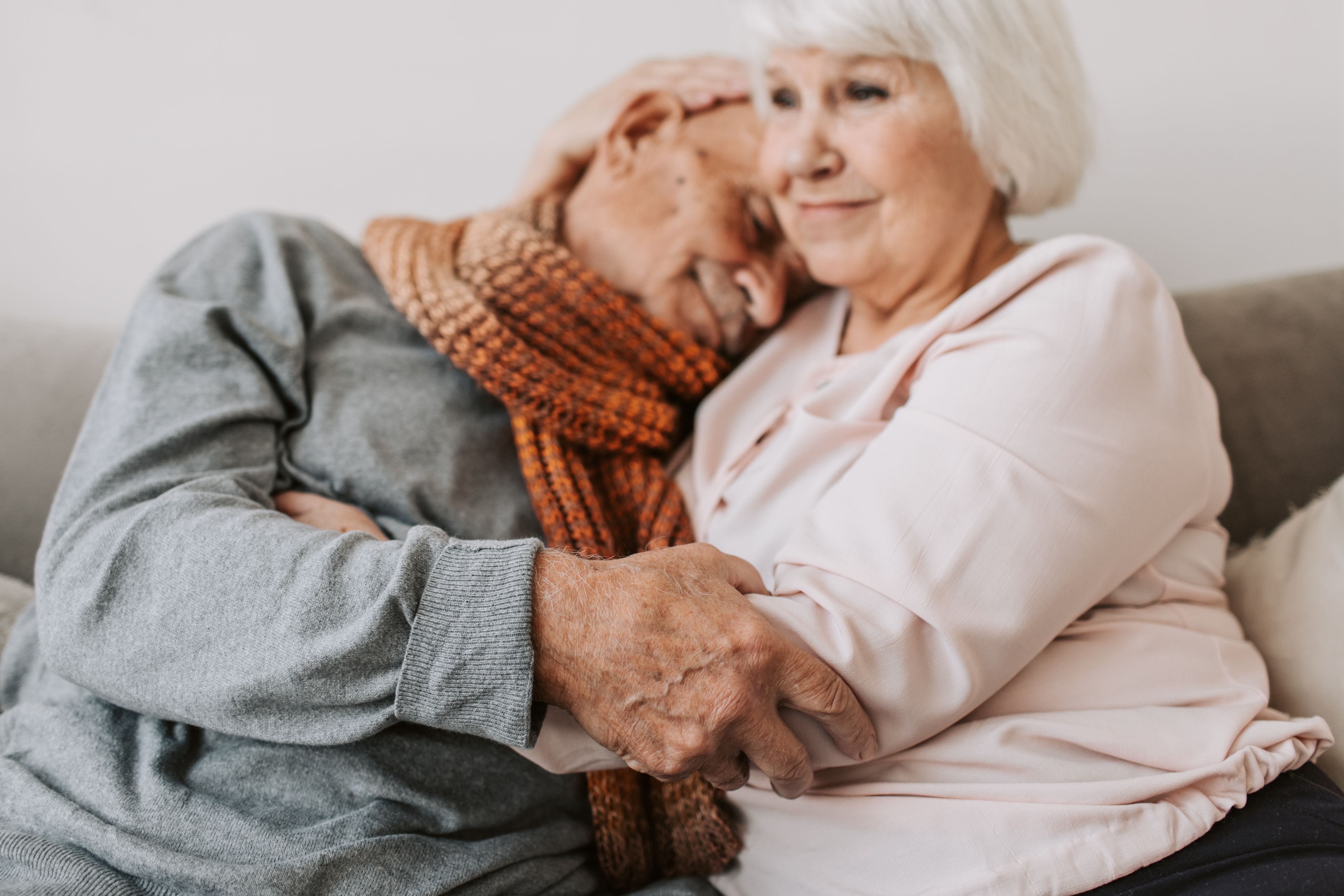 Oudere vrouw in een warme woonkamer